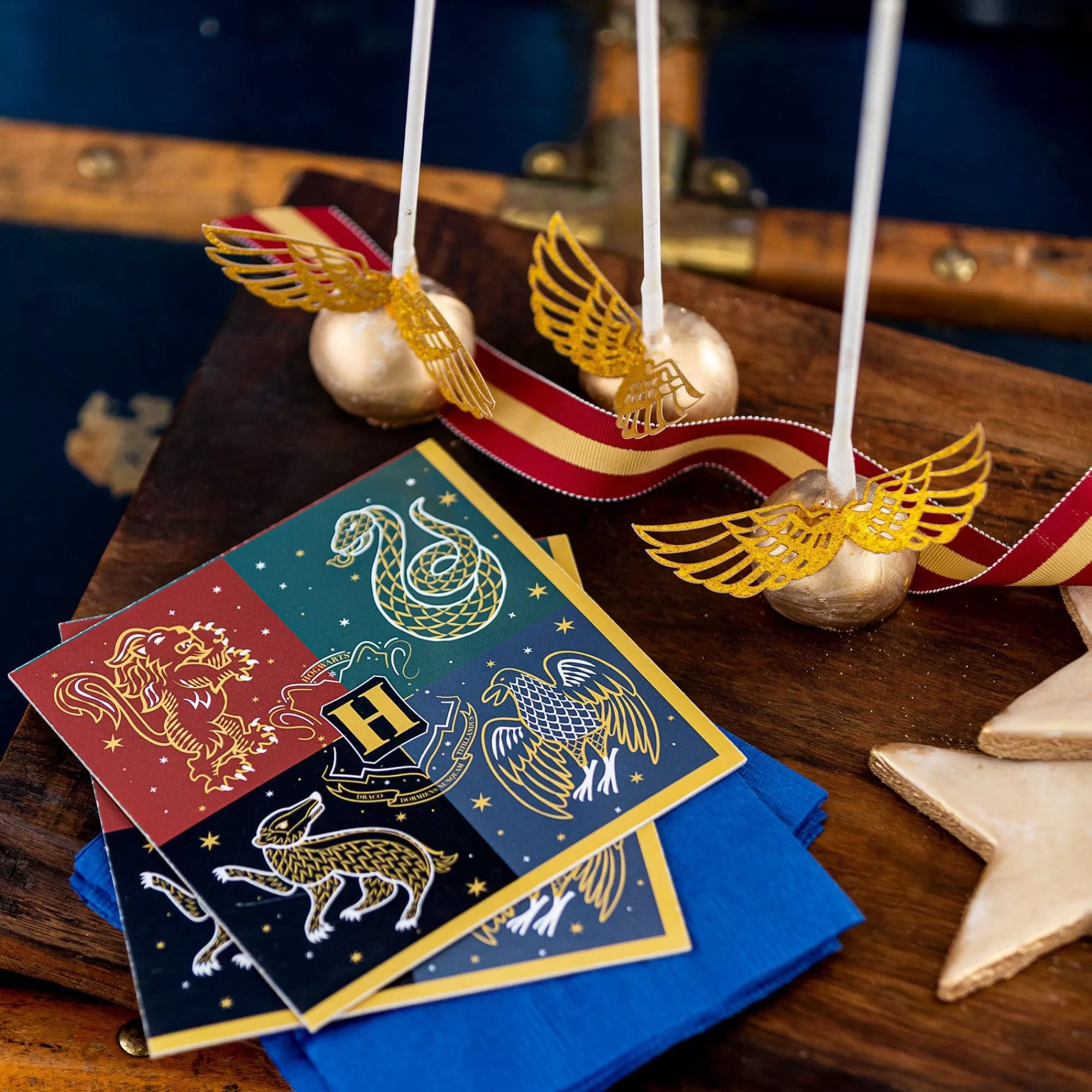 Party City Harry Potter Hogwarts | Metallic Hogwarts United Paper Lunch Napkins, 6.5In, 16Ct - Harry Potter