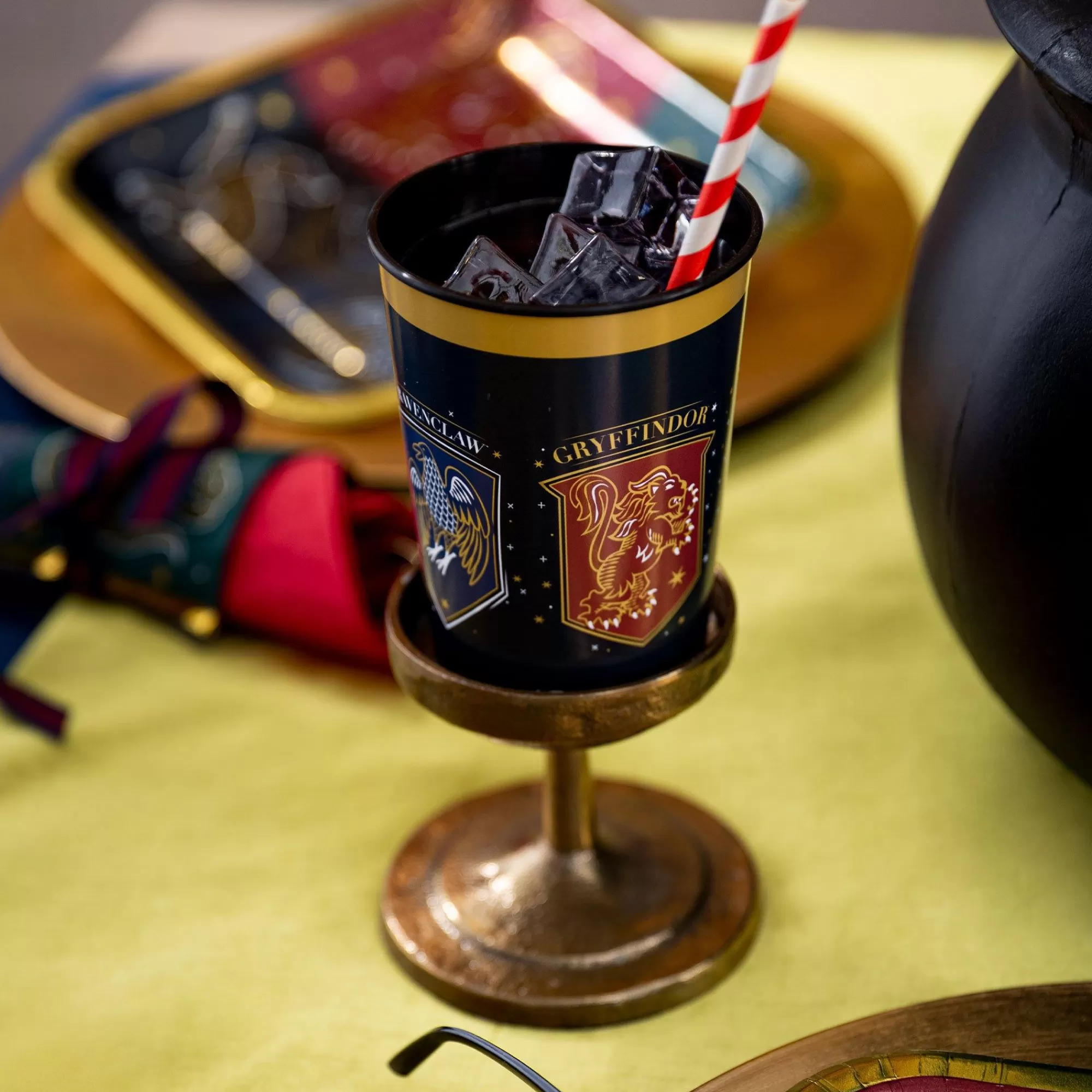 Party City Harry Potter Hogwarts | Metallic Hogwarts United Plastic Favor Cup, 16Oz - Harry Potter